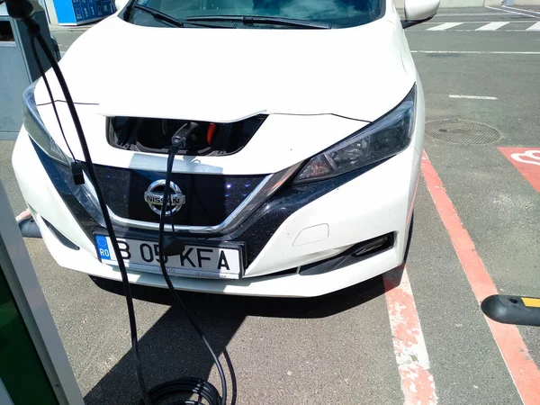 Romanya 'nın Bükreş kenti 2021' de Nissan Leaf ile bağlantılı elektrikli otomobil şarj noktası