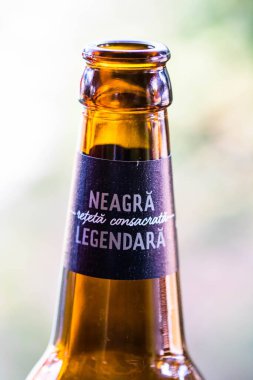 Silva Dark bira (ormanın Latince adı) bira şişesi, Heineken 'in sahibi olduğu popüler Romen birası markasının izole edilmiş detaylarını anlatıyor. Bükreş, Romanya, 2020