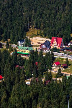 Romanya 'nın Bihor kentindeki bir dağ beldesinin yukarıdan görüntüsü, 2021