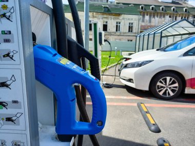 Romanya 'nın Bükreş kentinde elektrikli otomobil şarj noktası ve elektrik şarj istasyonu, 2021