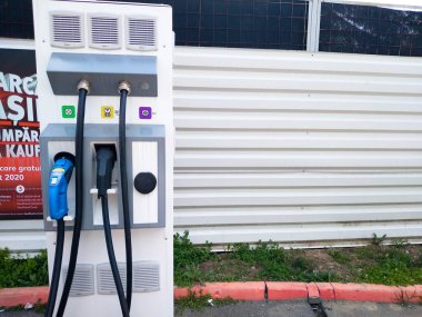 Romanya 'nın Bükreş kentinde elektrikli otomobil şarj noktası ve elektrik şarj istasyonu, 2021