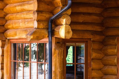 Tipik ahşap ev ayrıntıları, Romanya 'nın Bihor kentindeki dağ evi