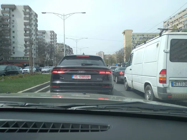 Siyah Yeni Audi Trafikte Arabanın Camından Geçen Yol Manzarası Bükreş — Stok fotoğraf
