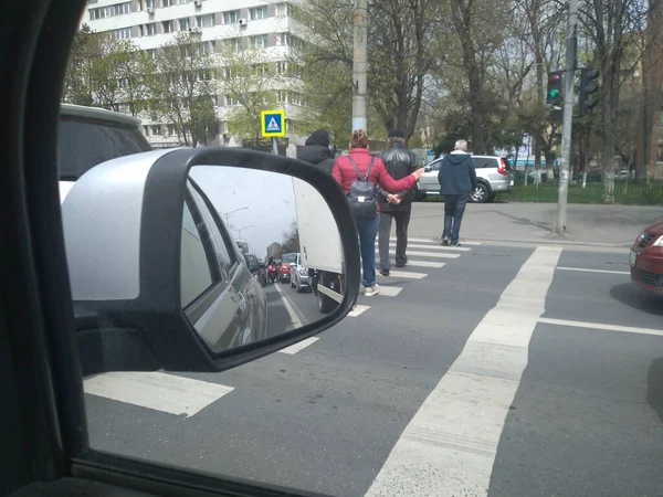 2021年罗马尼亚布加勒斯特通过车窗和镜子看到的公路上的车辆 — 图库照片