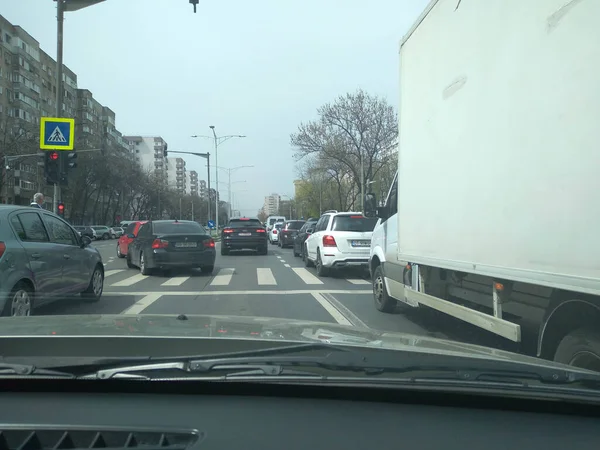 Arabanın Camından Geçen Yol Manzarası Bükreş Romanya 2021 Trafikte Giden — Stok fotoğraf