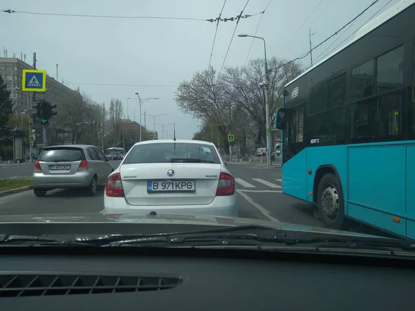 Вид Дорогу Через Лобовое Стекло Автомобиля Автомобили Дороге Движении Бухаресте — стоковое фото