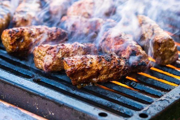 Het Bereiden Van Vlees Broodjes Genaamd Mici Mititei Barbecue Close — Stockfoto