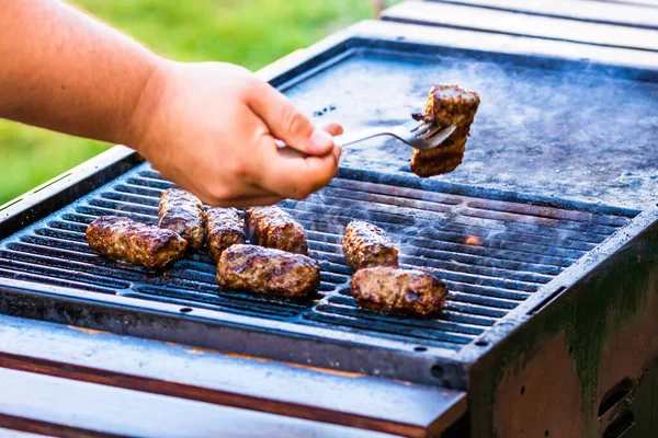 Het Bereiden Van Vlees Broodjes Genaamd Mici Mititei Barbecue Close — Stockfoto
