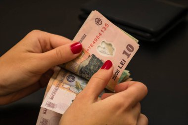 LEI banknotlarının detaylarına özen göster. Rumen LEI banknotları saymak veya vermek. Dünya para kavramı, enflasyon ve ekonomi kavramı