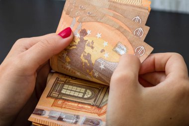 EURO banknotlarının detaylarına özen göster. EURO banknotlarını saymak ya da vermek. Dünya para kavramı, enflasyon ve ekonomi kavramı