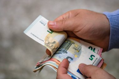 EURO banknotlarının detaylarına özen göster. EURO banknotlarını saymak ya da vermek. Dünya para kavramı, enflasyon ve ekonomi kavramı