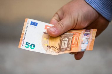 EURO banknotlarının detaylarına özen göster. EURO banknotlarını saymak ya da vermek. Dünya para kavramı, enflasyon ve ekonomi kavramı