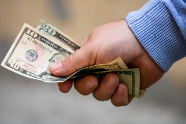 USD banknotlarının detaylarına özen göster. Amerika Birleşik Devletleri banknotlarını saymak ya da vermek. Dünya para kavramı, enflasyon ve ekonomi kavramı