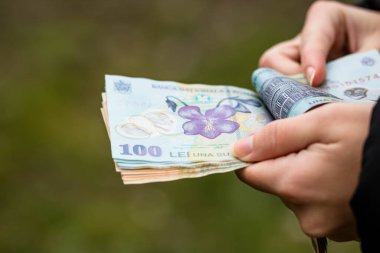 LEI banknotlarının detaylarına özen göster. Rumen LEI banknotları saymak veya vermek. Dünya para kavramı, enflasyon ve ekonomi kavramı