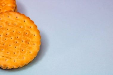 Çikolata kremalı yuvarlak bisküviler, çikolatalı bisküviler izole edilmiş..