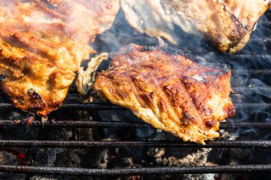 Kömür ızgarasında ızgara uskumru ve duman..