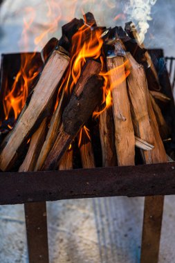Kömür oluşturmak için odun parçaları yakmak. Barbekü hazırlığı, pişirmeden önce ateş..