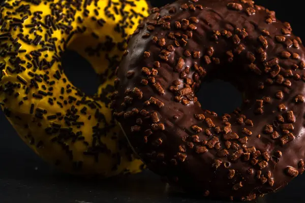 Застекленные Пончики Брызгами Изолированы Крупный План Красочных Пончиков — стоковое фото