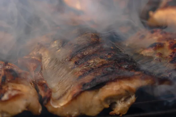 Pesce Sgombro Alla Griglia Con Fumo Una Griglia Carbone — Foto Stock