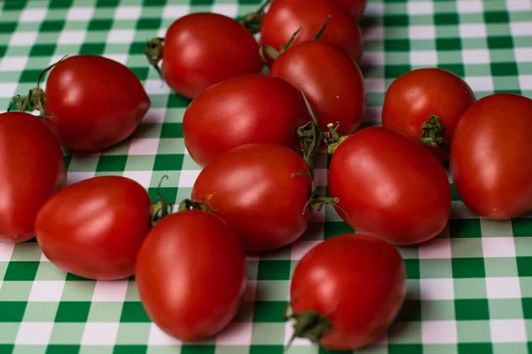 Selektiver Fokus Auf Reife Köstliche Kirschtomaten Nahaufnahme — Stockfoto