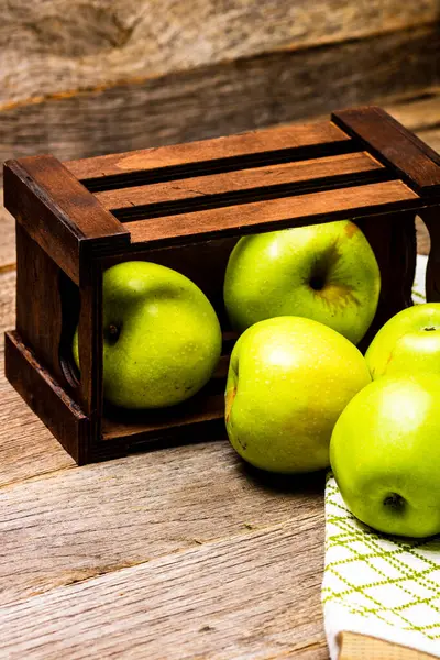 Láda Érett Zöld Almával Asztalon — Stock Fotó