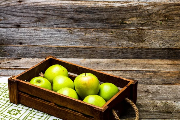 Holzkiste Mit Reifen Grünen Äpfeln Auf Holztisch — Stockfoto