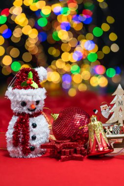 Noel süslemeleri, Noel ve yeni yıl tatilleri arka plan, Noel süsleri ve bulanık ışıklar ile kış sezonu