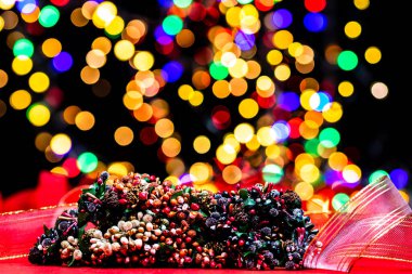 Noel süslemeleri, Noel ve yeni yıl tatilleri arka plan, Noel süsleri ve bulanık ışıklar ile kış sezonu