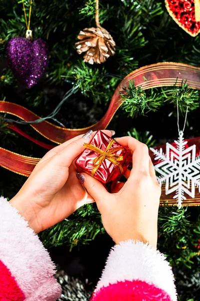 Handen Met Kerstversiering Voor Kerstboom Versieren Sparren Takken Met Kerstversiering — Stockfoto