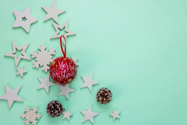 Draufsicht Mit Kopierraum Für Die Dezembersaison Weihnachtskomposition Mit Glitzernden Ornamenten — Stockfoto