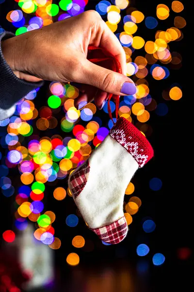 Tenendo Decorazione Natalizia Isolata Sfondo Con Luci Sfocate Dicembre Stagione — Foto Stock