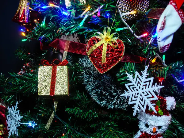 Decorazioni Appese Natale Abete Albero Natale Decorato Ramo Abete Con — Foto Stock