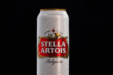 Stella Artois birasının üzerindeki su damlacıkları siyaha izole edilmiş. Bükreş, Romanya, 2020