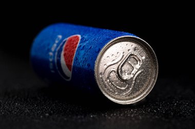 Pepsi kutusunun siyah arka plandaki su damlacıklarıyla çekilmiş resmi. Stüdyo çekimi Bükreş, Romanya, 2021