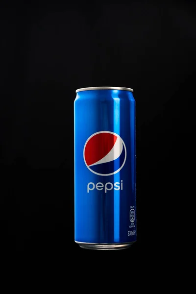 Εκδοτική Φωτογραφία Του Κλασικού Pepsi Μπορεί Μαύρο Φόντο Στούντιο Γυρίστηκε — Φωτογραφία Αρχείου