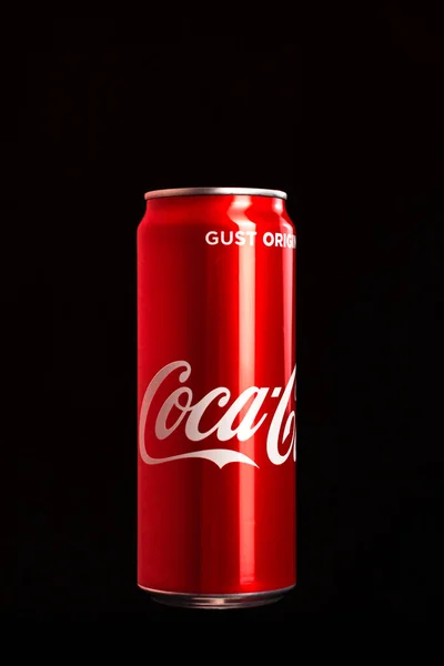 Foto Editorial Clássica Lata Coca Cola Sobre Fundo Preto Estúdio — Fotografia de Stock