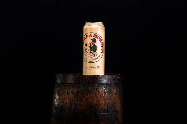 Банка Пива Birra Moretti Деревянной Бочке Темным Фоном Иллюстративные Редакционные — стоковое фото