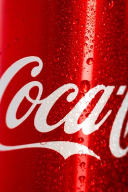 Siyah arka planda klasik Coca-Cola kutusunun ayrıntıları. Stüdyo çekimi Bükreş, Romanya, 2021