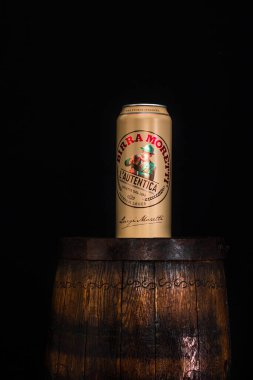 Birra Moretti birası. Tahta fıçının üzerinde, siyah arka planda. Bükreş, Romanya, 2021