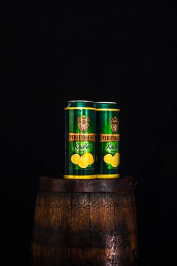 Bira fıçısında koyu arkaplanlı bir kutu Perlenbacher Radler birası. Romanya 'nın Bükreş kentinde 2021 yılında çekilen illüstrasyon fotoğrafı