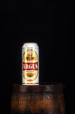 Bira fıçısının üzerinde koyu argus birası. Bükreş, Romanya, 2021