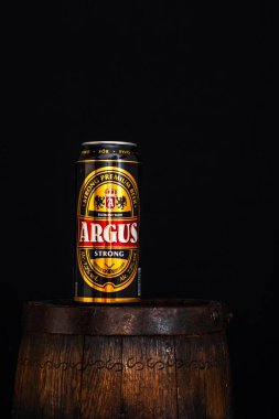 Bira fıçısının üzerinde koyu argus birası. Bükreş, Romanya, 2021