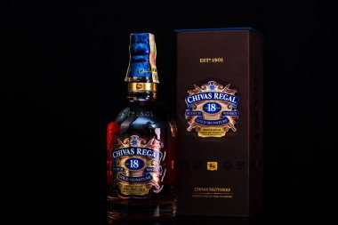 Chivas Regal 18 en az 18 yıl olgunlaşan viskilerden elde edilir. Viski şişesi fıçıda. Bükreş, Romanya, 2021