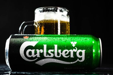 Arka planda bir kutu Carlsberg birası ve bira bardağı. Romanya 'nın Bükreş kentinde 2021 yılında çekilen illüstrasyon fotoğrafı