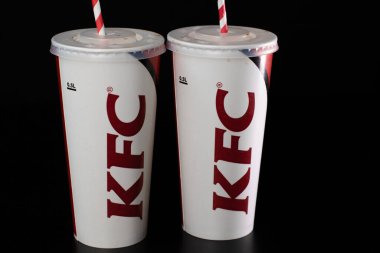 Romanya 'nın Bükreş kenti KFC' den kağıt bardakta iç, 2021