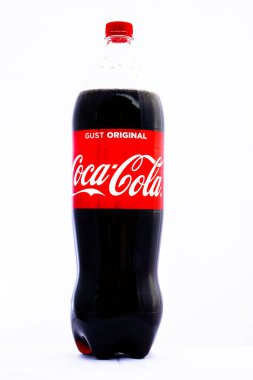 Beyaz arka planda izole edilmiş Coca-Cola plastik şişesi. Romanya 'nın Bükreş kentinde 2021 yılında çekilen illüstrasyon fotoğrafı