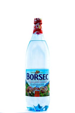 Beyaz üzerine izole edilmiş bir şişe köpüklü Borsec maden suyu. Romanya 'nın Bükreş kentinde 2021 yılında çekilen illüstrasyon fotoğrafı