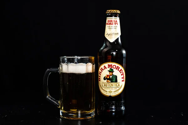 Μπύρα Μπίρα Μορέτι Και Ποτήρι Μπύρας Σκούρο Φόντο Ενδεικτική Φωτογραφία — Φωτογραφία Αρχείου