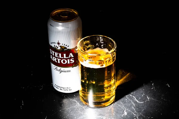 Bierdose Von Stella Artois Und Bierglas Auf Dunklem Hintergrund Illustratives — Stockfoto