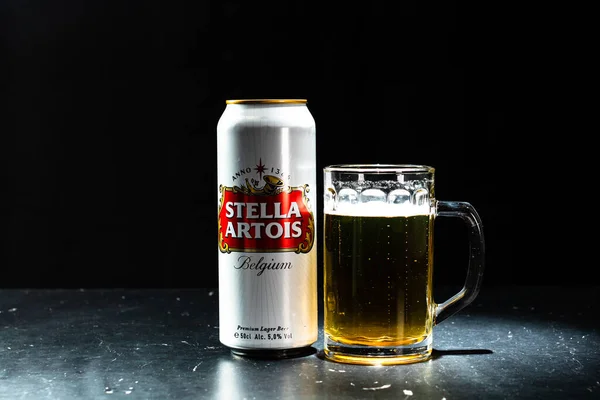 Blikje Stella Artois Bier Bierglas Donkere Achtergrond Illustratieve Redactionele Foto — Stockfoto